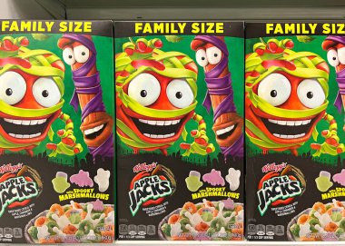 Alameda, CA - 15 Eylül 2022: Kellogg 'un markalı Apple Jacks gevreğiyle ürkütücü şekerlemeler içeren market rafı.