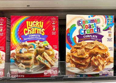Alameda, CA - 15 Eylül 2022: Tarçınlı Tost Crunch ve Cinnadust krep seti kutularının yanında tamamlanmış Lucky Charms şekerli krep seti kutuları. Sadece su, süt ve mısır gevreği karışımı ekle.