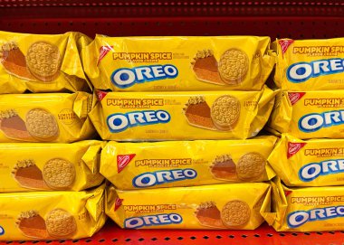 Alameda, CA - 15 Eylül 2022: Bakkal rafları ve paketli OREO marka balkabağı kremalı tatil paketleri satılık kurabiyeler.