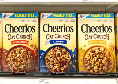 Alameda, CA - 23 Eylül 2022: General Mills marka Cheeros Yeni Yulaf gevreği kutularıyla dolu market rafı. Tarçın, badem, yulaf ve bal aromalı.. 