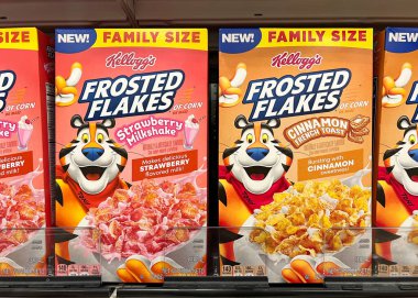 Alameda, CA - 29 Eylül 2022: Kellogg 'un mısır gevreği kutularıyla dolu market rafı, Frosted Flakes. Yeni çilekli milkshake ve tarçınlı Fransız tostu.