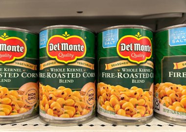 Queens Creek, AZ - 4 Ekim 2022: İçi Del Monte marka kavrulmuş mısır dolu market rafı. Doğal deniz tuzuyla.