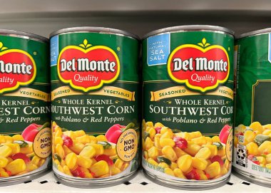 Queens Creek, AZ - 4 Ekim 2022: Del Monte marka tüm çekirdek güneybatı mısırlarıyla dolu market rafı. Poblano ve Red Peppers ile. Doğal Deniz Tuzu.