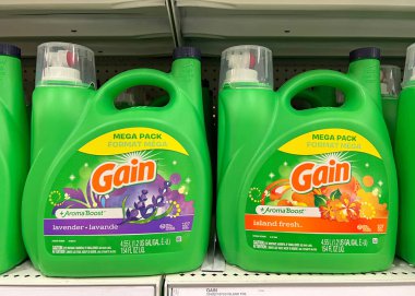 Alameda, CA - 11 Ekim 2022: Ekonomik boyutta Gain marka çamaşır deterjanı şişeleriyle market rafı. Lavanta ve Ada Taze Kokusu.