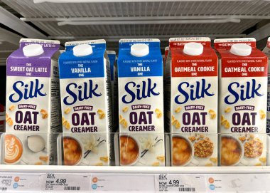 Alameda, CA - 11 Ekim 2022: İpek markalı sütlü sütlü kremalı market rafı. Tatlı Yulaf Kahvesi, Vanilyalı ve Yulaflı Kurabiye.