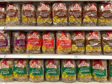 Alameda, CA - 11 Ekim 2022: Oroweat marka ekmek dolu market rafı.