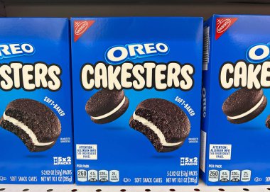 San Leandro, CA - 16 Kasım 2022: İçinde Oreo marka kurabiyelerin olduğu market rafı. Yumuşak pişmiş oreo kurabiyesi şekilli yumuşak atıştırmalık kekler.