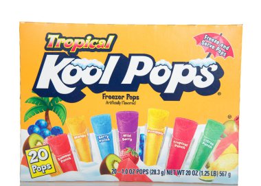 Alameda, CA - 16 Kasım 2022: Bir kutu Tropikal Kool Pops dondurucusu çeşitli meyve aromalı. Beyazda izole edilmiş.