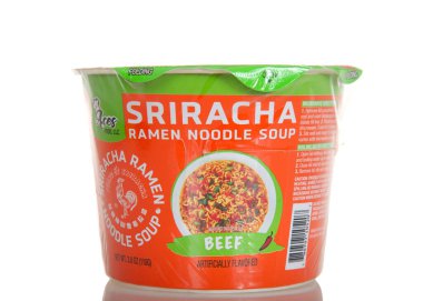 Alameda, CA - 16 Kasım 2022: Bir kase Aces Food, LLC the Ramen Erişte Çorbası, sığır eti aromalı. Beyazda izole edilmiş.