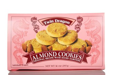 Alameda, CA - 16 Kasım 2022: Twin Dragon marka bademli kurabiyeler kutusu. Tek tek pembe bir kutuya sarılı kurabiyeler..