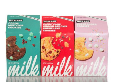 Alameda, CA - 29 Kasım 2022: Milk Bar marka kurabiye kutuları. Naneli Kakao, Çukulata Cipsi ve Şekerli Kurabiye. Beyazda izole edilmiş.