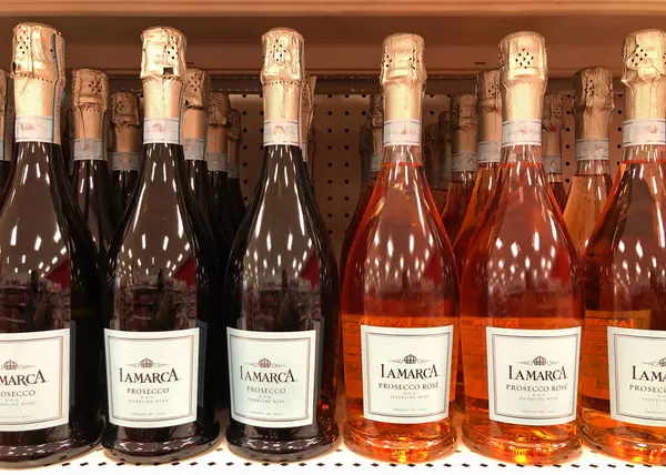 Alameda, CA - 15 Ocak 2022: Lamarca Prosecco marka köpüklü şaraplarla dolu market rafı