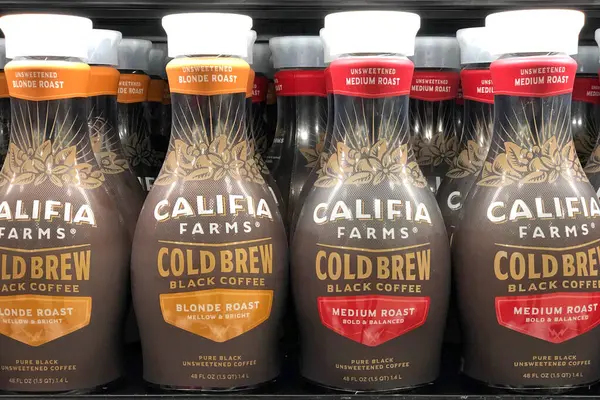 Alameda, CA - 1 Şubat 2022: Califia Farms marka Cold Brew Coffee şişeleriyle market rafı. Sarışın rosto ve orta pişmiş sade kahve..