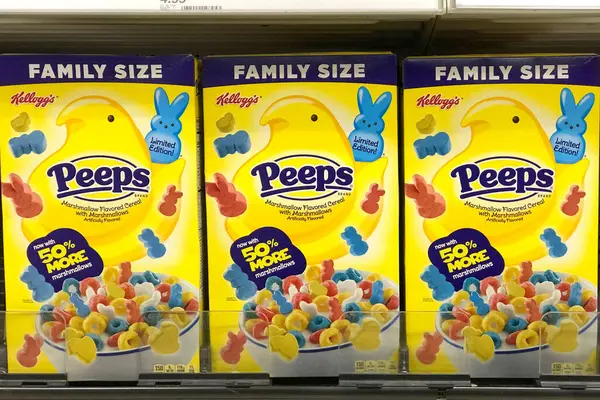 stock image Alameda, CA - Feb 1, 2022: Grocery store shelf with boxes of Kellogg's brand Peeps cereal. Limited edition for Easter. Popular children's breakfast cereal.