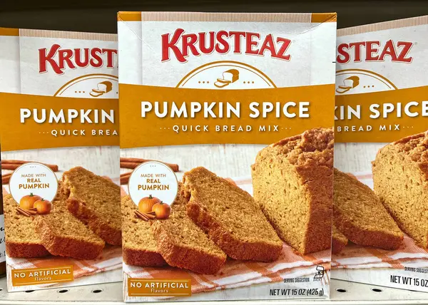 Alameda, CA - 17 Ekim 2022: İçinde Krusteaz marka balkabağı aromalı hızlı ekmek karışımı olan market rafı. Yapay tat yok.