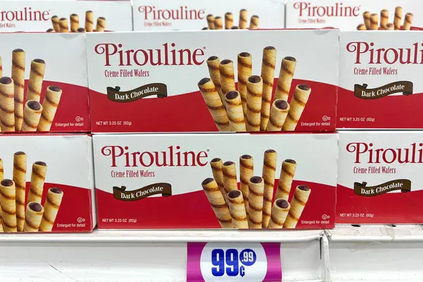 San Leandro, CA - 16 Kasım 2022: Market rafı 3,25 ons Creme ile doldurulmuş Pirouline Artisan Siyah Çikolatalı Wafers.