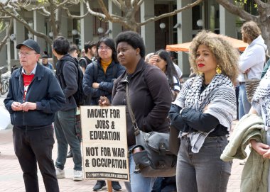 Berkeley, CA - 12 Nisan 2024: Sosyalizm ve Özgürlük Partisi adayı Claudia De la Cruz, Berkeley Üniversitesi kampüsünde birkaç düzine insan destek için toplandı..