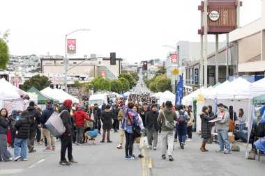 San Francisco, CA - 13 Nisan 2024: Japonya 'da kurulan Kiraz Çiçeği Festivali' ne katılanlar. Dünyanın en iyi 10 kiraz çiçeği festivalinden biri..