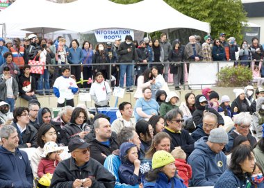 San Francisco, CA - 13 Nisan 2024: Japonya 'daki Kiraz Çiçeği Festivali' nde sahnedeki gösterileri izleyen kalabalık.