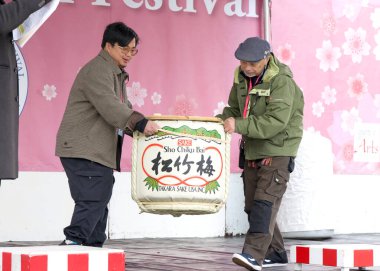 San Francisco, CA - 13 Nisan 2024 Japonya 'daki Kiraz Çiçeği Festivali' nin açılış töreni için sahneye bir fıçı sake eklendi. 