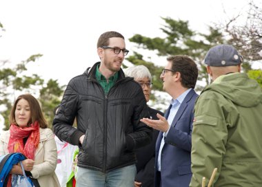 San Francisco, CA - 13 Nisan 2024: Senatör Scott Wiener, Japonya 'daki Kiraz Çiçeği Festivali' nin açılış töreninde Dekan Preston ile konuşuyor.