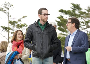 San Francisco, CA - 13 Nisan 2024: Senatör Scott Wiener, Japonya 'daki Kiraz Çiçeği Festivali' nin açılış töreninde Dekan Preston ile konuşuyor.