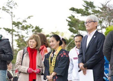 San Francisco, CA - 13 Nisan 2024: APA Miras Başkanı Claudia Cheng Japonya 'daki Kiraz Çiçeği Festivali' nin açılış töreninde.