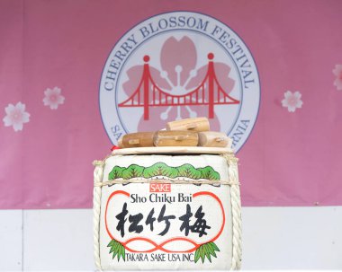 San Francisco, CA - 13 Nisan 2024: Japon Kiraz Çiçeği Festivali 'nin açılış töreni için Sho Chiku Bai Takara Sake fıçısı.
