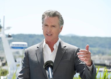 Larkspur, CA - 16 Nisan 2024: Vali Gavin Newsom bir basın toplantısında Kaliforniya ile Norveç arasında bir iklim ortaklığı olduğunu duyurdu.