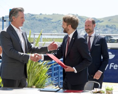 Larkspur, CA - April 16, 2024: Governor Gavin Newsom and Jan Christian Vestre, Norways Minister of Trade and Industry signing an MOU, A memorandum of understanding between California and Norway. clipart