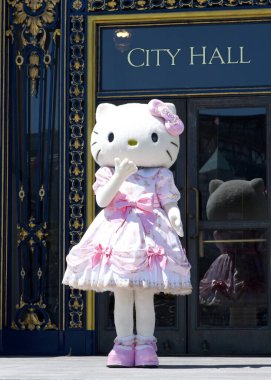 San Francisco, CA - 21 Nisan 2024 Kiraz Çiçeği Geçidi Grand Marshal Hello Kitty Belediye Binası önünde poz veriyor.