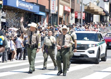San Francisco, CA - 21 Nisan 2024: 57. geleneksel Kiraz Çiçeği Festivali 'ne Şerif Paul Miyamoto katıldı.