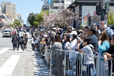 San Francisco, CA - 21 Nisan 2024: Binlerce seyirci Japonya 'daki Barış Meydanı' nda düzenlenen 57 'nci Kiraz Çiçeği Festivali' ni izlemek için sokaklara döküldü.