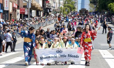 San Francisco, CA - 21 Nisan 2024: 57. Geleneksel Kiraz Çiçeği Festivali 'nin Birleşik Katılımcıları.