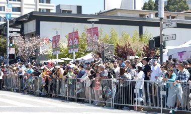 San Francisco, CA - 21 Nisan 2024: Binlerce seyirci Japonya 'daki Barış Meydanı' nda düzenlenen 57 'nci Kiraz Çiçeği Festivali' ni izlemek için sokaklara döküldü.