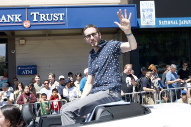 San Francisco, CA - 21 Nisan 2024: Senatör Scott Wiener 57. Geleneksel Kiraz Çiçeği Festivali 'ne katıldı.