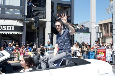 San Francisco, CA - 21 Nisan 2024: Senatör Scott Wiener 57. Geleneksel Kiraz Çiçeği Festivali 'ne katıldı.
