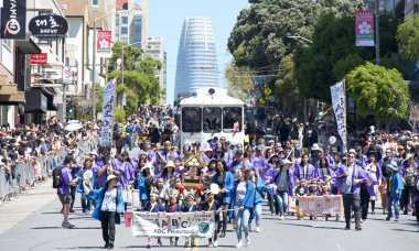 San Francisco, CA - 21 Nisan 2024: 57. Geleneksel Kiraz Çiçeği Festivali 'nin Birleşik Katılımcıları.