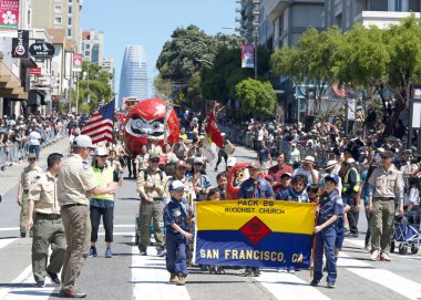 San Francisco, CA - 21 Nisan 2024: 57. Geleneksel Kiraz Çiçeği Festivali 'nin Birleşik Katılımcıları.