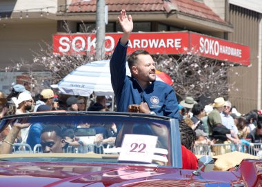 San Francisco, CA - 21 Nisan 2024: Kaliforniya Eyalet Temsilcisi Matt Haney 57. Geleneksel Kiraz Çiçeği Festivali 'ne katıldı.