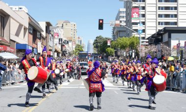 San Francisco, CA - 21 Nisan 2024: 57. Geleneksel Kiraz Çiçeği Festivali 'nin Birleşik Katılımcıları.