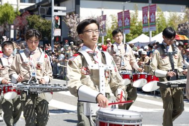 San Francisco, CA - 21 Nisan 2024: 57. Geleneksel Kiraz Çiçeği Festivali 'nin Birleşik Katılımcıları.