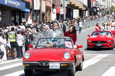 San Francisco, CA - 21 Nisan 2024: Yönetici Dean Preston 57. Geleneksel Kiraz Çiçeği Festivali 'ne katılıyor.