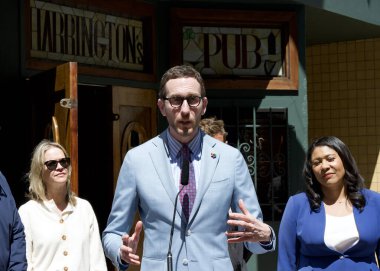 San Francisco, CA - 3 Mayıs 2024: Senatör Scott Wiener ilk Downtown Entertainment Zones 'un kurulması önerisini duyuran bir basın toplantısında konuşma yaptı.