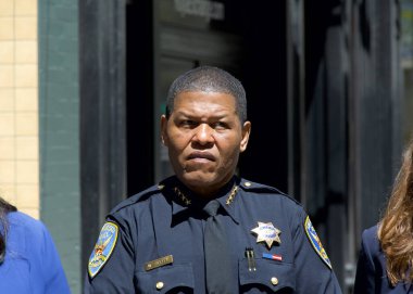 San Francisco, CA - 3 Mayıs 2024: Polis Şefi Bill Scott, Downtown Entertainment Zones 'un kurulması önerilen bir basın toplantısında.