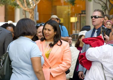 San Francisco, CA - 9 Mayıs 2024: Başkan London Breed, Vacant to Vibrant programını tanıtan bir etkinlikte, küçük işletme sahibi Priti Narayanan ile konuştu