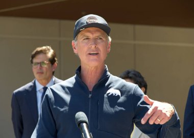 Redwood City, CA - 14 Mayıs 2024: Vali Gavin Newsom, eyaletlerin Ruh Sağlığı Sistemi 'ni dönüştürme çabalarını güncelleme konusunda basın toplantısında konuştu