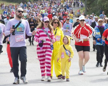 San Francisco, CA - 19 Mayıs 2024: Geleneksel Bay to Breakers yarışına katılanlar Golden Gate parkından geçecekler. Bay to Breakers, eğlenceli kostümler giyen birçok katılımcısıyla ünlüdür..