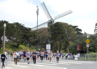 San Francisco, CA - 19 Mayıs 2024: Geleneksel Bay to Breakers yarışına katılanlar Golden Gate parkından geçecekler. Bay to Breakers, eğlenceli kostümler giyen birçok katılımcısıyla ünlüdür..