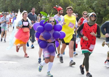 San Francisco, CA - 19 Mayıs 2024: Geleneksel Bay to Breakers yarışına katılanlar Golden Gate parkından geçecekler. Bay to Breakers, eğlenceli kostümler giyen birçok katılımcısıyla ünlüdür..